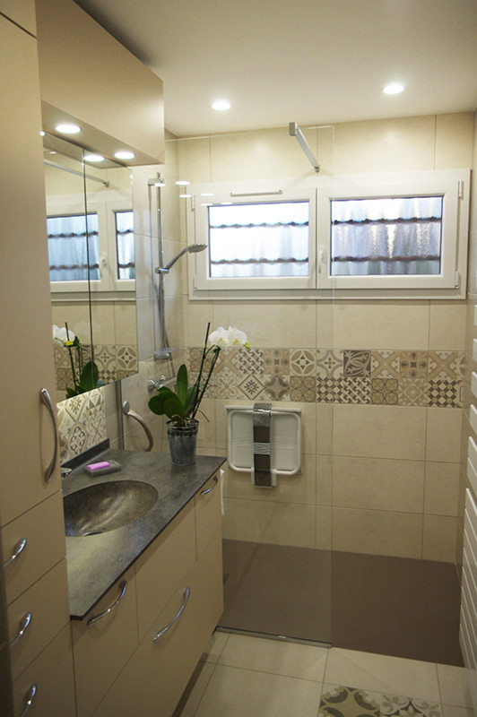 Kleines Modernes Duschbad mit bodengleicher Dusche, beigen Fliesen, beiger Wandfarbe, Keramikboden und integriertem Waschbecken in Nancy