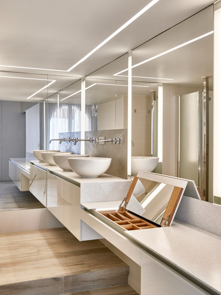 Inspiration pour une grande salle de bain design avec des portes de placard blanches, un carrelage blanc, un mur blanc, un plan de toilette blanc et meuble double vasque.