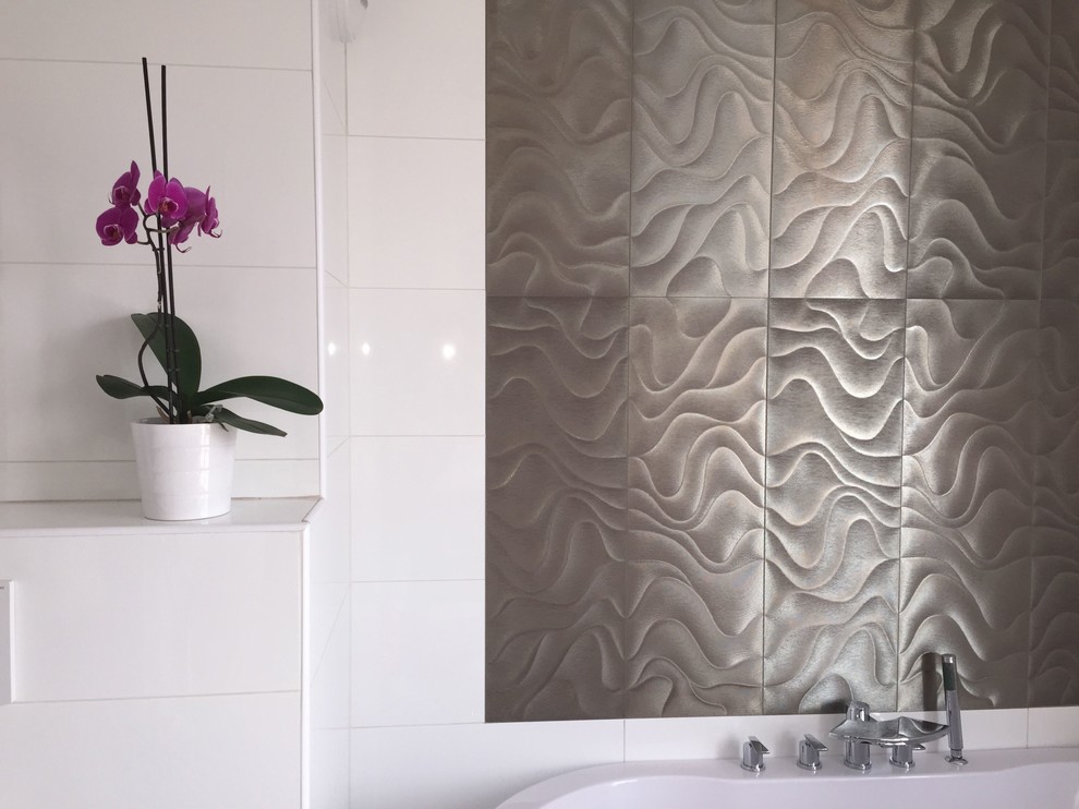 Esempio di una stanza da bagno padronale minimalista con vasca idromassaggio, piastrelle bianche, pareti bianche, pavimento con piastrelle in ceramica, lavabo sospeso e pavimento grigio