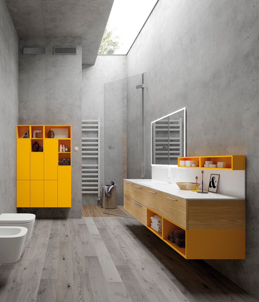 Idéer för att renovera ett litet eklektiskt en-suite badrum, med luckor med upphöjd panel, gula skåp, en kantlös dusch, en vägghängd toalettstol, grå kakel, grå väggar, linoleumgolv, ett konsol handfat och bänkskiva i kvartsit