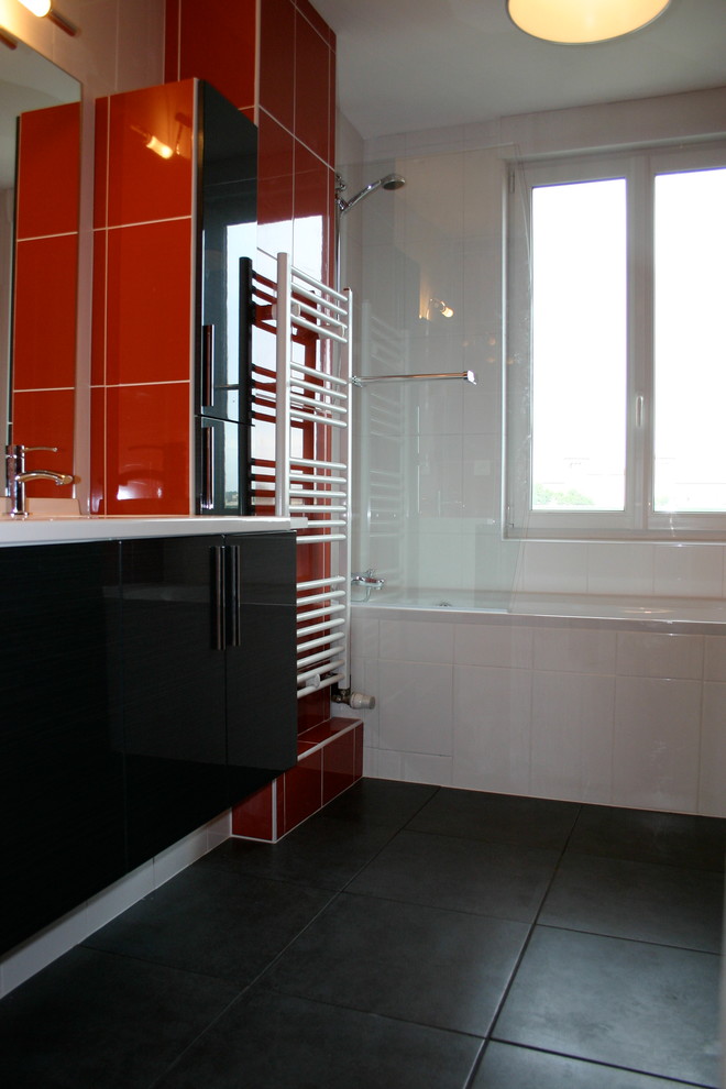 Idées déco pour une salle de bain principale moderne de taille moyenne avec un placard à porte affleurante, des portes de placard noires, une baignoire encastrée, un combiné douche/baignoire, WC séparés, un carrelage rouge, des carreaux de céramique, un mur blanc, un sol en carrelage de céramique, un plan vasque, un sol noir, une cabine de douche à porte battante et un plan de toilette blanc.