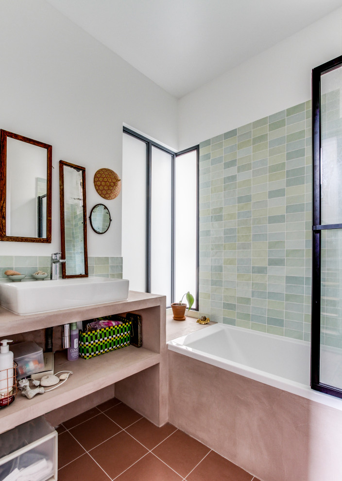 Пример оригинального дизайна: главная ванная комната среднего размера в стиле неоклассика (современная классика) с открытыми фасадами, полновстраиваемой ванной, душем в нише, зеленой плиткой, керамогранитной плиткой, белыми стенами, полом из цементной плитки, накладной раковиной, столешницей из бетона, розовым полом, открытым душем, розовой столешницей, тумбой под одну раковину и встроенной тумбой