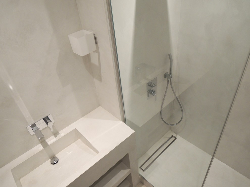 Cette photo montre une petite salle d'eau moderne avec un plan de toilette en béton, un carrelage blanc, une douche à l'italienne, une vasque, un mur blanc et sol en béton ciré.