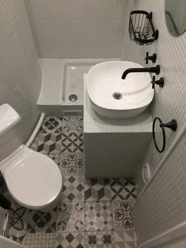 Design ideas for a small contemporary ensuite bathroom in Paris with open cabinets, a built-in shower, a one-piece toilet, white tiles, mosaic tiles, white walls, cement flooring, a vessel sink, tiled worktops, grey floors, an open shower and white worktops.