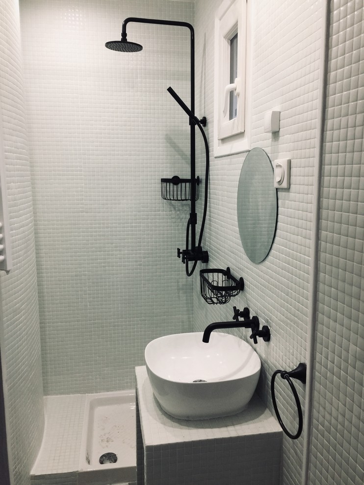 Kleines Modernes Badezimmer En Suite mit offenen Schränken, bodengleicher Dusche, Toilette mit Aufsatzspülkasten, weißen Fliesen, Mosaikfliesen, weißer Wandfarbe, Zementfliesen für Boden, Aufsatzwaschbecken, gefliestem Waschtisch, grauem Boden, offener Dusche und weißer Waschtischplatte in Paris