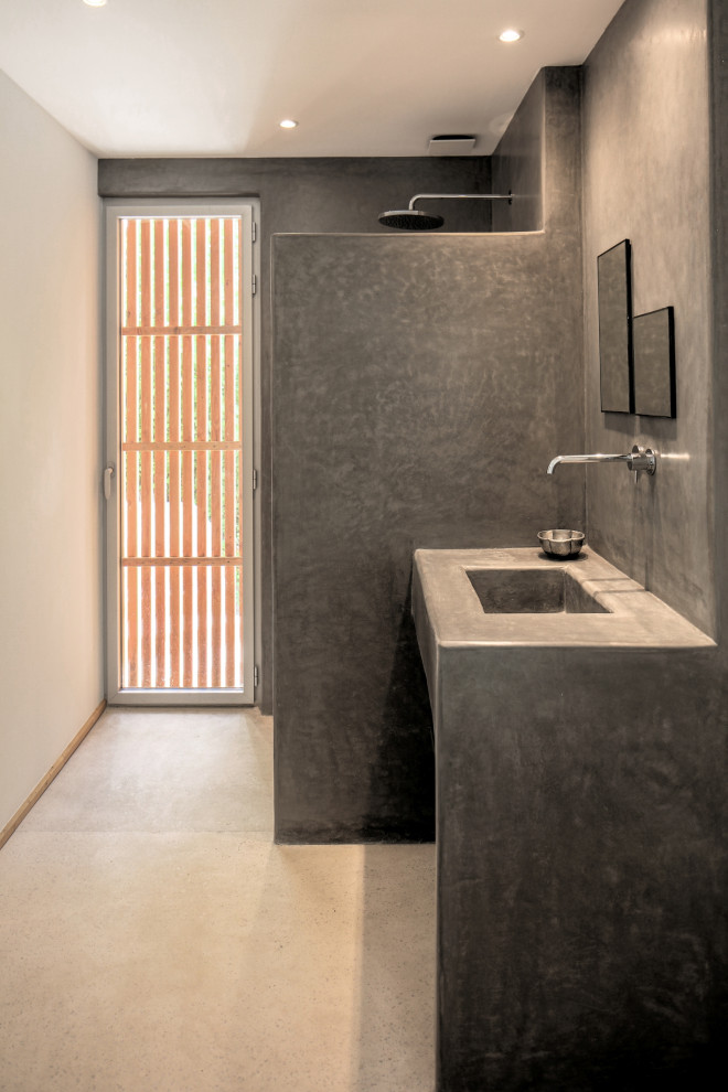 Inspiration för exotiska grått en-suite badrum, med öppna hyllor, en öppen dusch, grå väggar, betonggolv, ett konsol handfat, bänkskiva i akrylsten, beiget golv och med dusch som är öppen
