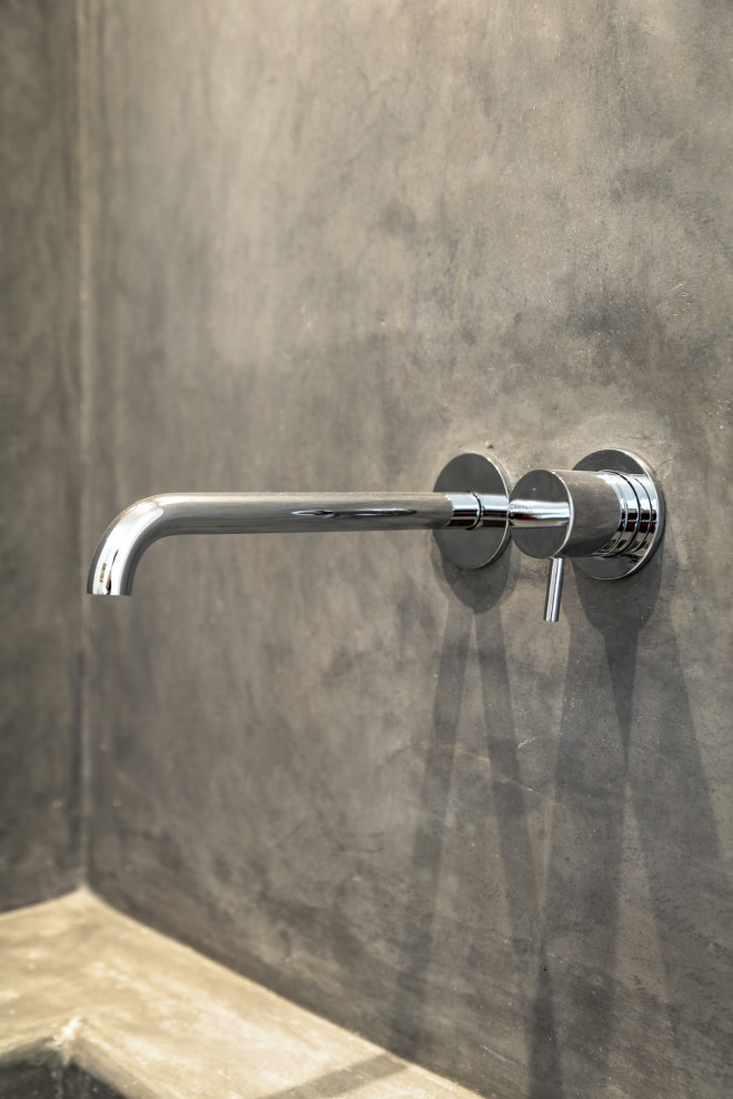 Exempel på ett exotiskt grå grått en-suite badrum, med öppna hyllor, en öppen dusch, grå väggar, betonggolv, ett konsol handfat, bänkskiva i akrylsten, grått golv och grå skåp