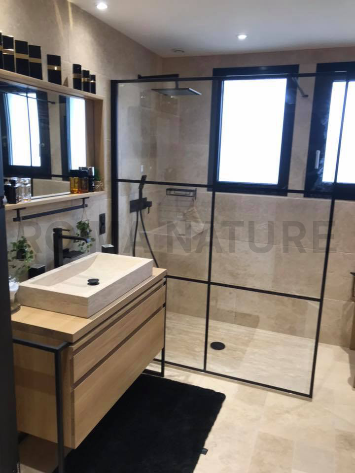 Industriell inredning av ett mellanstort badrum med dusch, med beige kakel, travertinkakel, beige väggar, travertin golv, ett fristående handfat och beiget golv