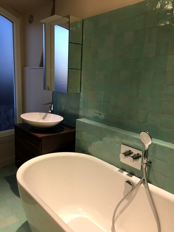 Imagen de cuarto de baño infantil romántico de tamaño medio con bañera encastrada, baldosas y/o azulejos verdes, baldosas y/o azulejos de terracota, suelo de baldosas de terracota y suelo rosa