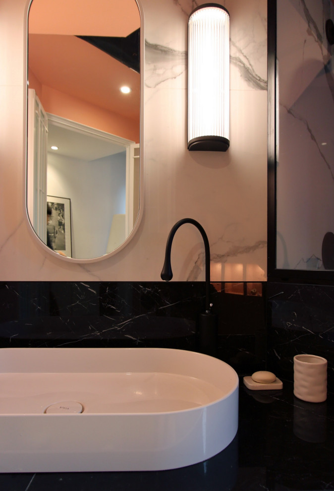 Idéer för ett litet shabby chic-inspirerat svart en-suite badrum, med vita skåp, ett undermonterat badkar, en öppen dusch, svart kakel, keramikplattor, rosa väggar, klinkergolv i keramik, ett avlångt handfat, kaklad bänkskiva, vitt golv och med dusch som är öppen