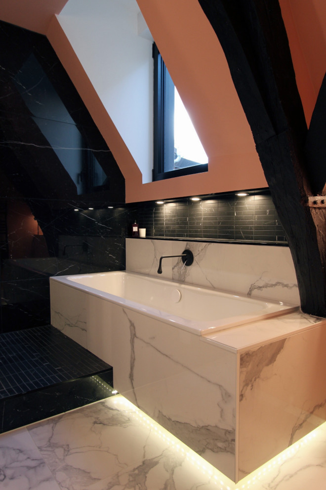 Источник вдохновения для домашнего уюта: маленькая главная ванная комната в стиле шебби-шик с белыми фасадами, полновстраиваемой ванной, открытым душем, черной плиткой, керамической плиткой, розовыми стенами, полом из керамической плитки, раковиной с несколькими смесителями, столешницей из плитки, белым полом, открытым душем, черной столешницей, нишей, тумбой под одну раковину, подвесной тумбой и балками на потолке для на участке и в саду