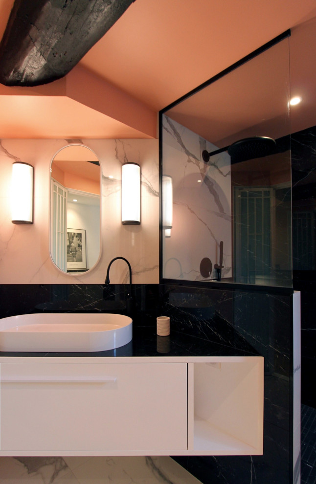 На фото: маленькая главная ванная комната в стиле шебби-шик с белыми фасадами, полновстраиваемой ванной, открытым душем, черной плиткой, керамической плиткой, розовыми стенами, полом из керамической плитки, раковиной с несколькими смесителями, столешницей из плитки, белым полом, открытым душем, черной столешницей, нишей, тумбой под одну раковину, подвесной тумбой и балками на потолке для на участке и в саду с