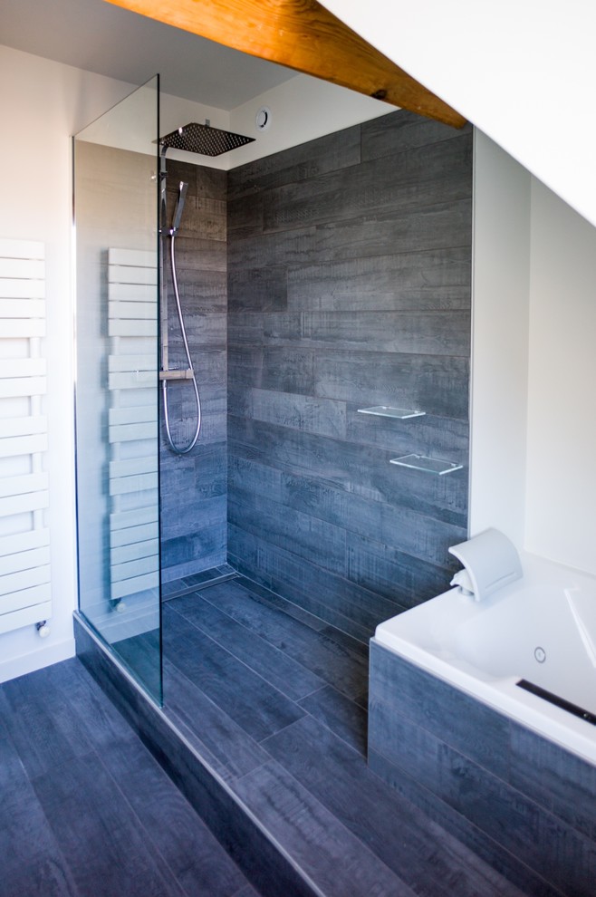 Foto på ett funkis badrum, med en öppen dusch, grå kakel, keramikplattor, grå väggar, klinkergolv i keramik och ett väggmonterat handfat