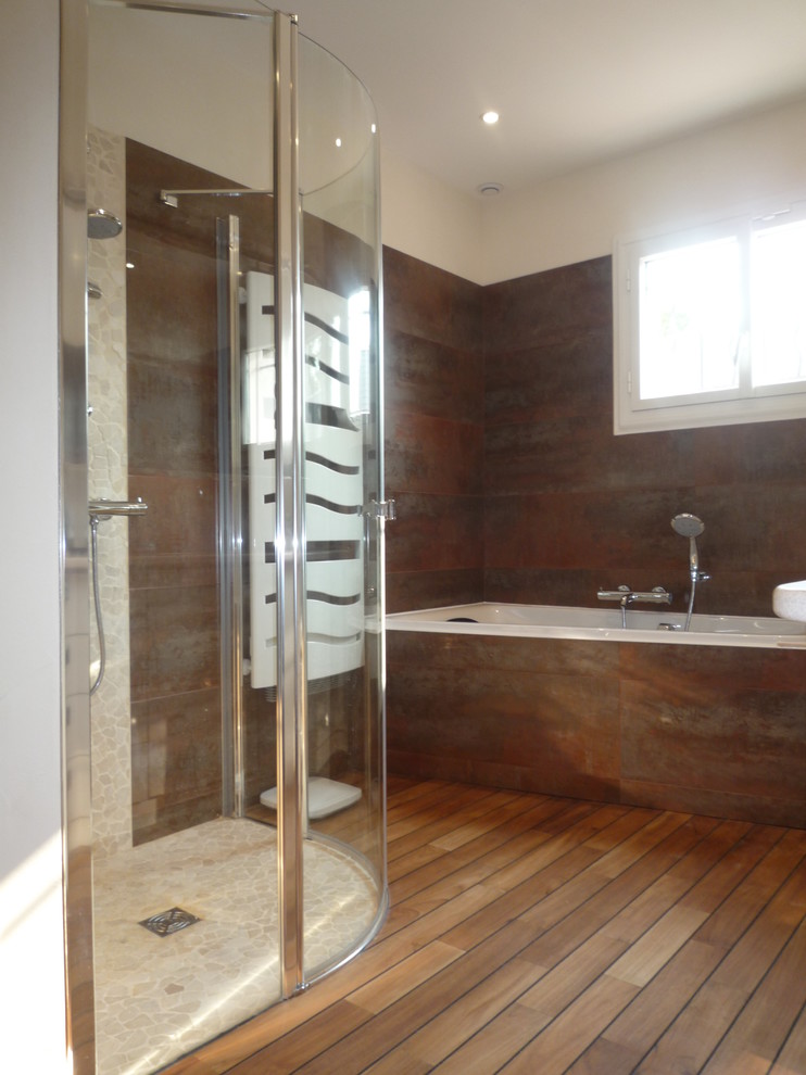 Inspiration för ett stort eklektiskt en-suite badrum, med flerfärgade väggar, betonggolv, brunt golv och dusch med gångjärnsdörr