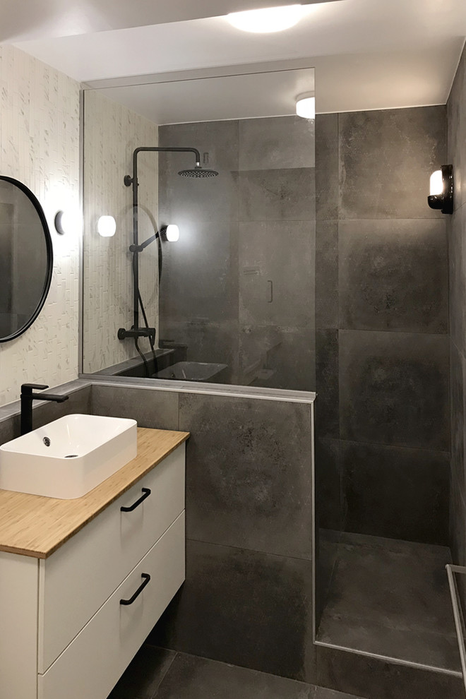 Exemple d'une petite salle de bain principale tendance avec une douche ouverte, un carrelage gris, du carrelage en marbre, un mur gris, sol en béton ciré, une vasque, un plan de toilette en bois et un sol gris.