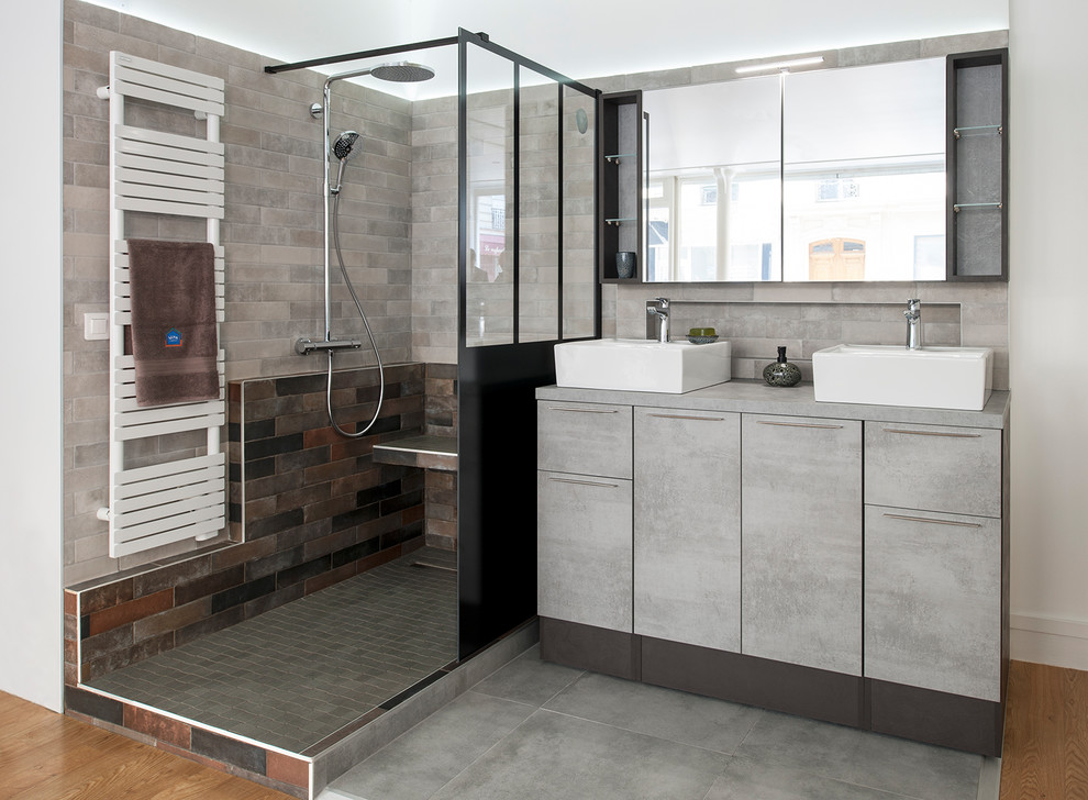 Inspiration för ett litet industriellt grå grått en-suite badrum, med en kantlös dusch, grå kakel, grå väggar, ett fristående handfat, träbänkskiva och grått golv