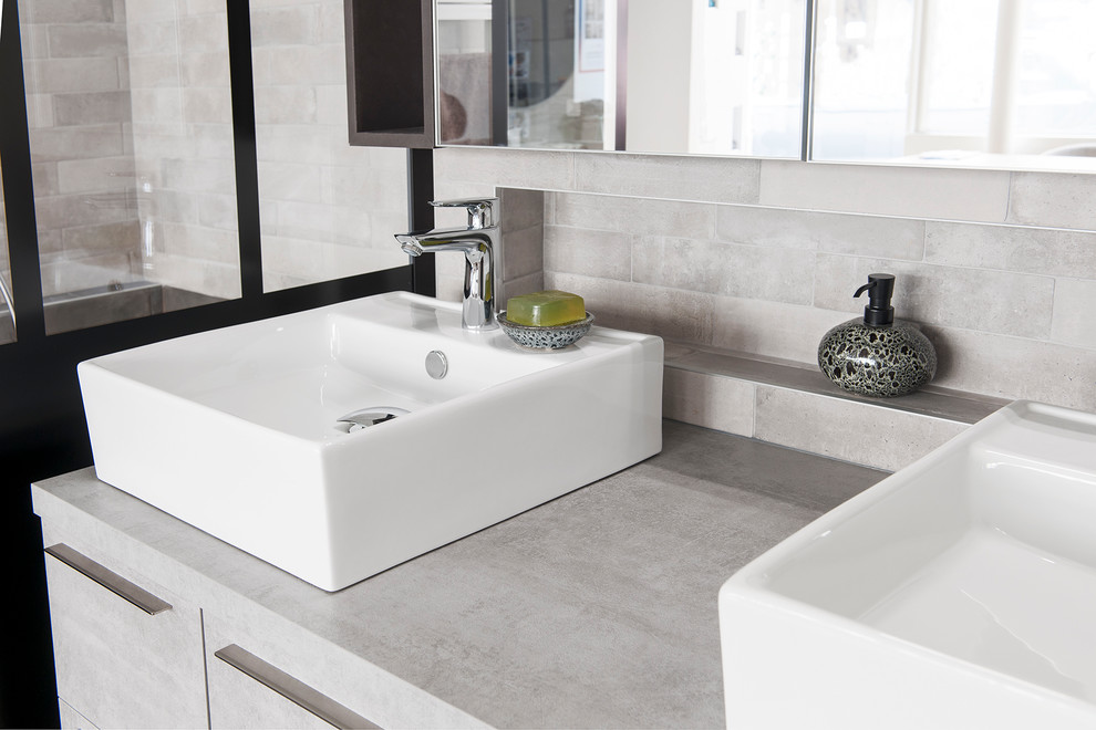 Idéer för ett litet industriellt grå en-suite badrum, med en kantlös dusch, grå kakel, grå väggar, ett fristående handfat, träbänkskiva och grått golv