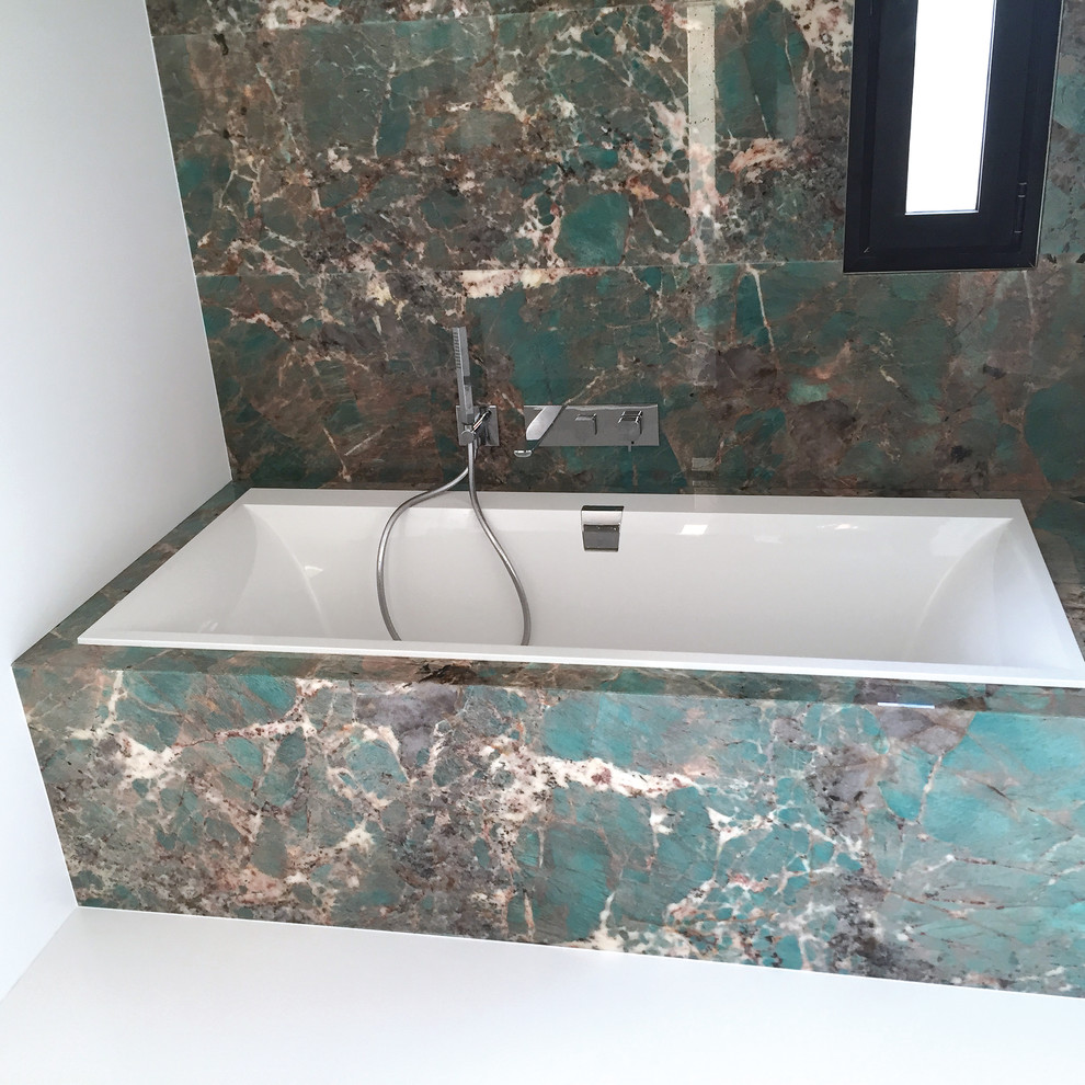 Inredning av ett grön grönt badrum, med gröna väggar, ett konsol handfat, granitbänkskiva och vitt golv