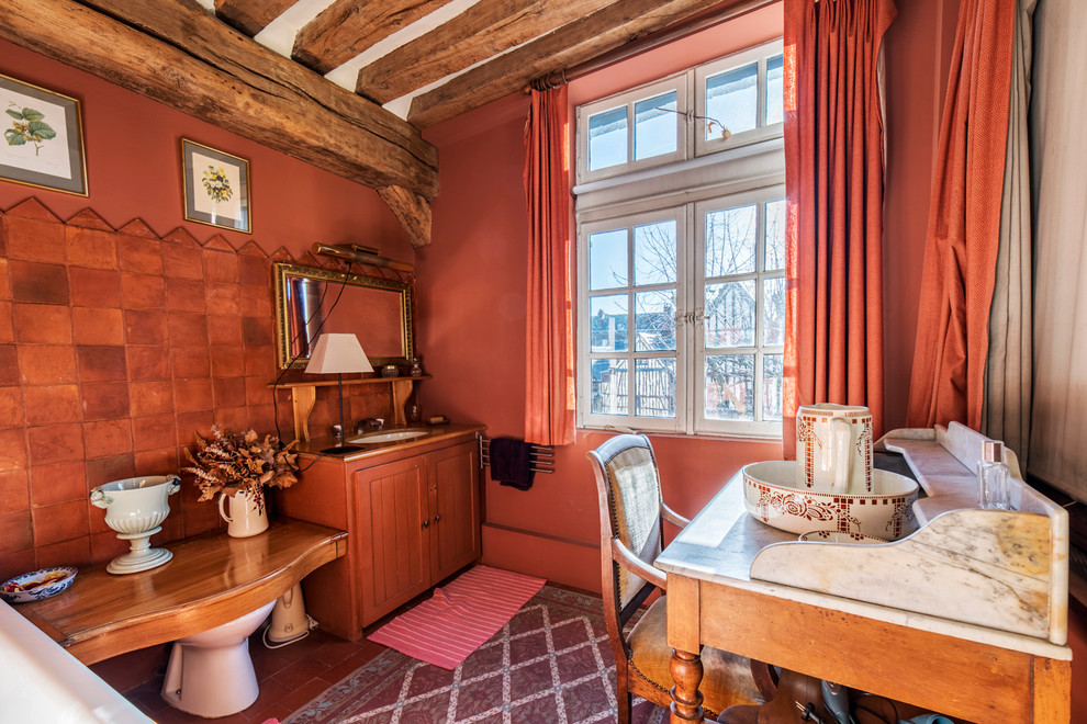 Ejemplo de cuarto de baño principal campestre de tamaño medio con paredes rojas