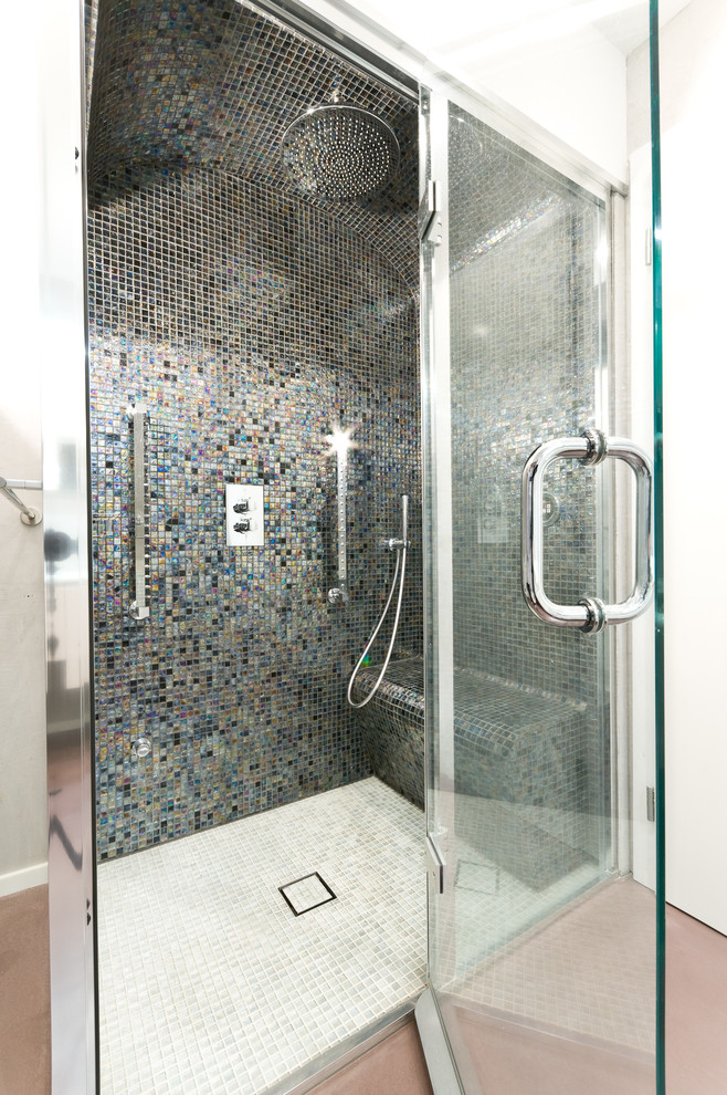 На фото: большая ванная комната в стиле неоклассика (современная классика) с душем без бортиков, инсталляцией, черной плиткой, бежевой плиткой, синей плиткой, оранжевой плиткой, красной плиткой, зеленой плиткой, плиткой мозаикой, белыми стенами, бетонным полом, душевой кабиной, бежевым полом и душем с распашными дверями