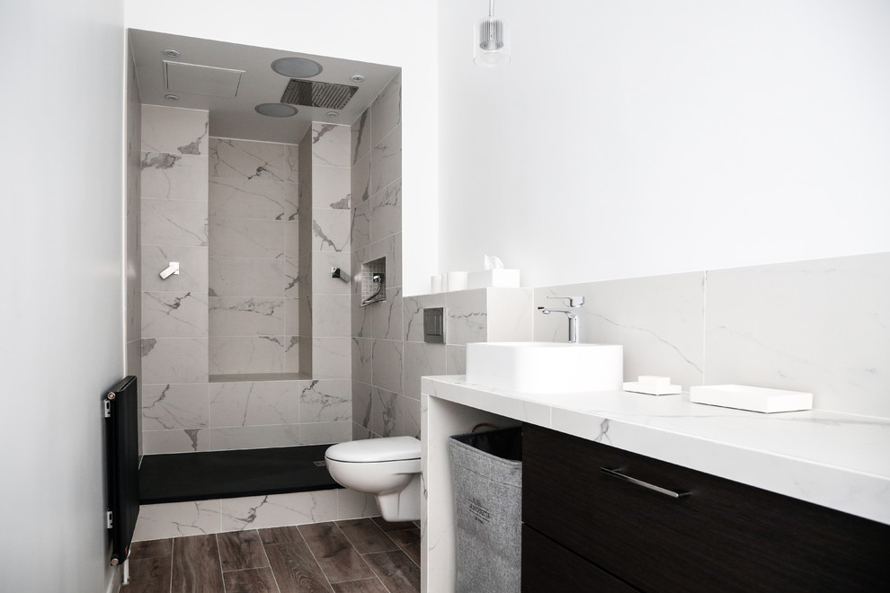 Cette image montre une salle de bain traditionnelle de taille moyenne avec une douche à l'italienne, WC suspendus, un carrelage gris, des carreaux de béton, un mur gris, carreaux de ciment au sol et un sol gris.