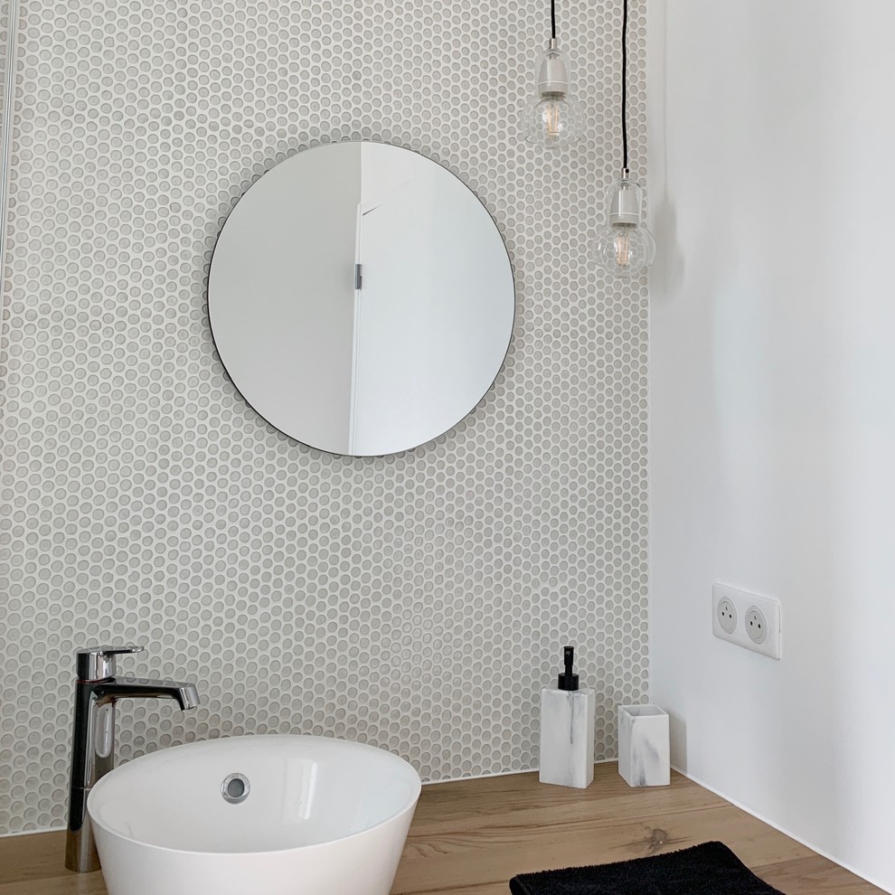 Idée de décoration pour une salle de bain principale design de taille moyenne avec WC à poser, un carrelage blanc, un mur blanc, parquet clair, un lavabo posé, un plan de toilette en bois, une cabine de douche à porte coulissante, une douche d'angle, des carreaux de céramique, un sol marron et un plan de toilette marron.