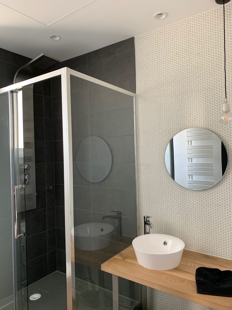 This is an example of a medium sized contemporary ensuite bathroom in Marseille with a one-piece toilet, white tiles, white walls, light hardwood flooring, a built-in sink, wooden worktops, a sliding door, a corner shower, ceramic tiles, brown floors and brown worktops.