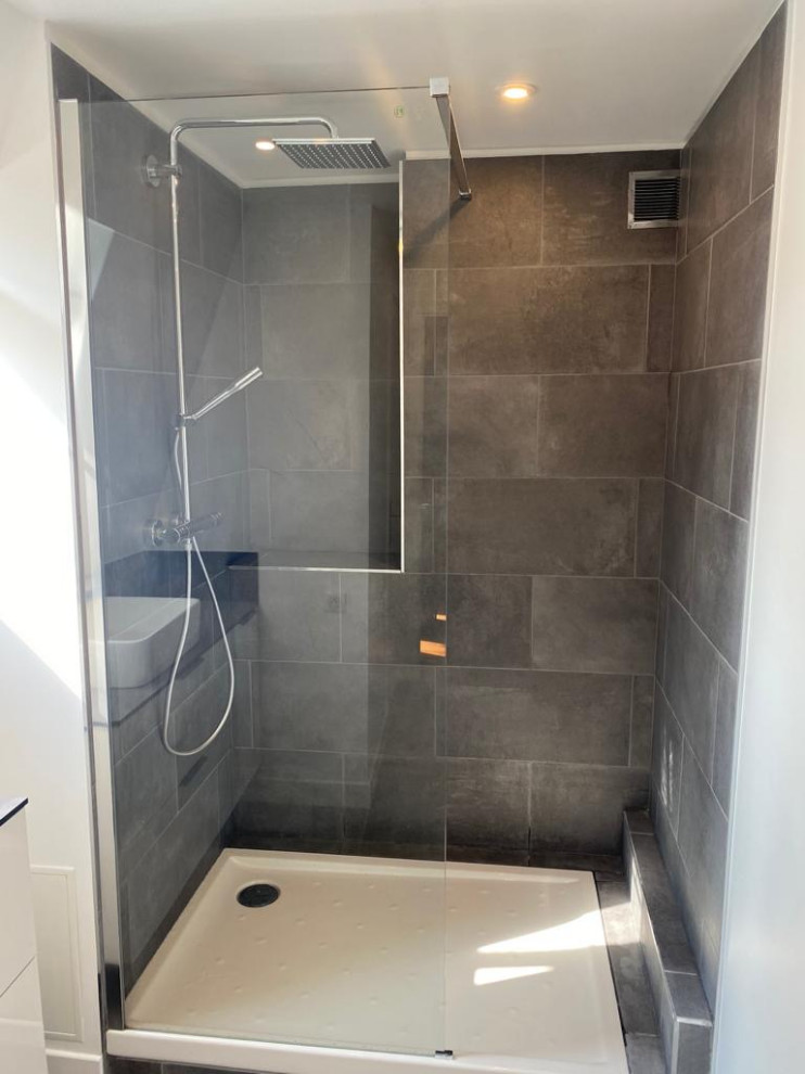Idéer för att renovera ett litet funkis en-suite badrum, med vita skåp, en kantlös dusch, grå kakel, vita väggar, ett fristående handfat och grått golv
