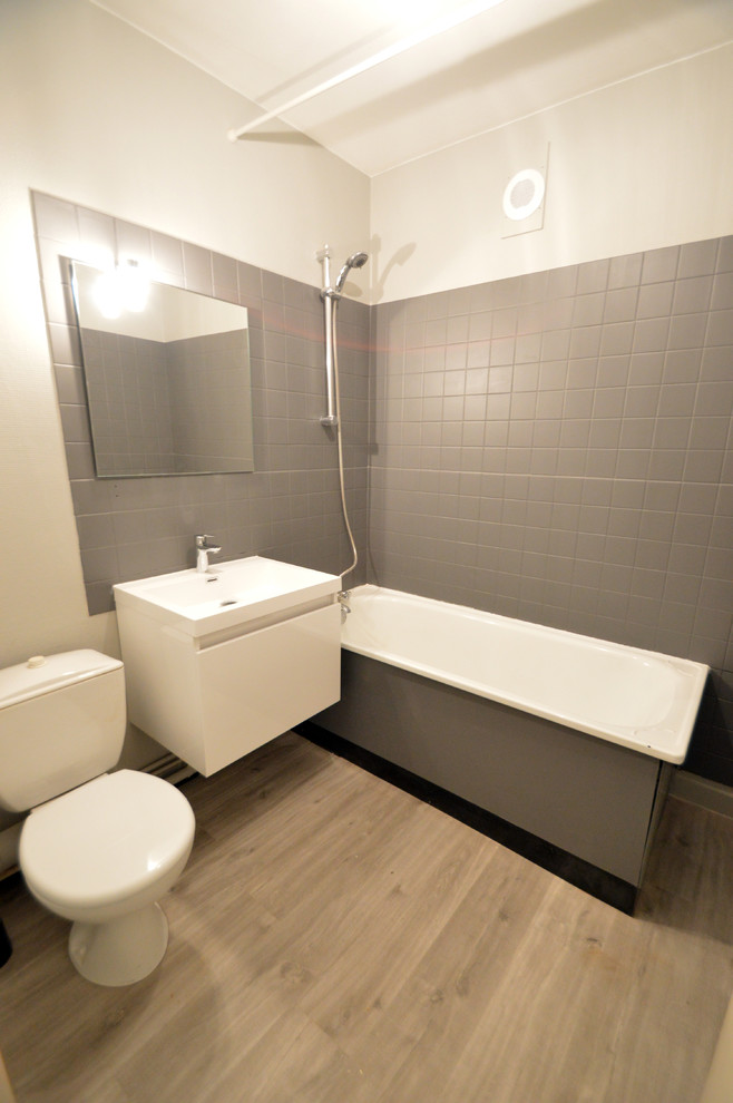 Идея дизайна: маленькая ванная комната в современном стиле с серой плиткой, серыми стенами, полом из винила, душевой кабиной и подвесной раковиной для на участке и в саду