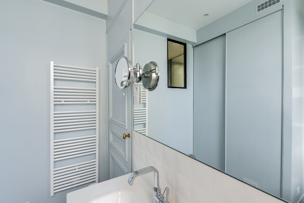 Стильный дизайн: главная ванная комната среднего размера в современном стиле - последний тренд
