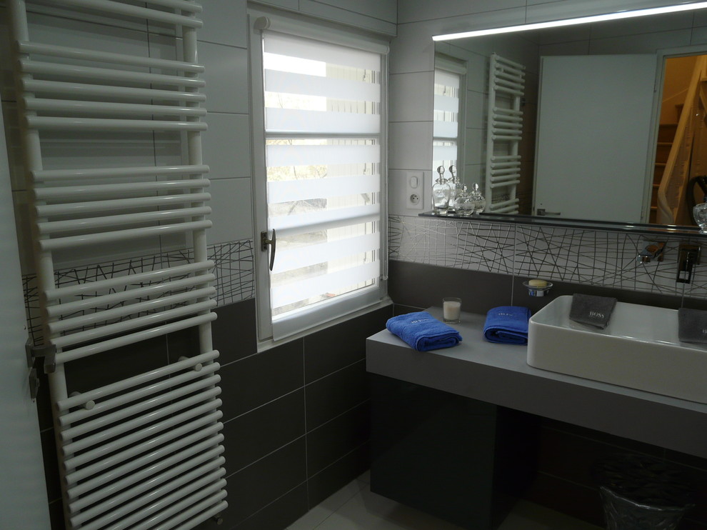 Foto di una piccola stanza da bagno padronale minimalista con doccia a filo pavimento, WC sospeso, piastrelle bianche, piastrelle in ceramica, pareti grigie, pavimento con piastrelle in ceramica, lavabo rettangolare e top in quarzite