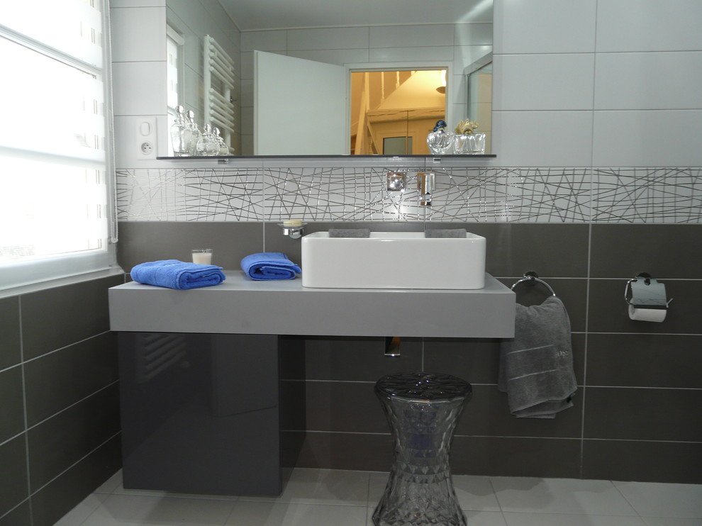 Design ideas for a small modern ensuite bathroom in Angers with a built-in shower, a wall mounted toilet, white tiles, ceramic tiles, grey walls, ceramic flooring, a trough sink and quartz worktops.