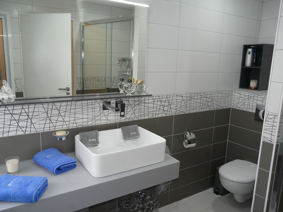 Idée de décoration pour une petite salle de bain principale minimaliste avec une douche à l'italienne, WC suspendus, un carrelage blanc, des carreaux de céramique, un mur gris, un sol en carrelage de céramique, une grande vasque et un plan de toilette en quartz.