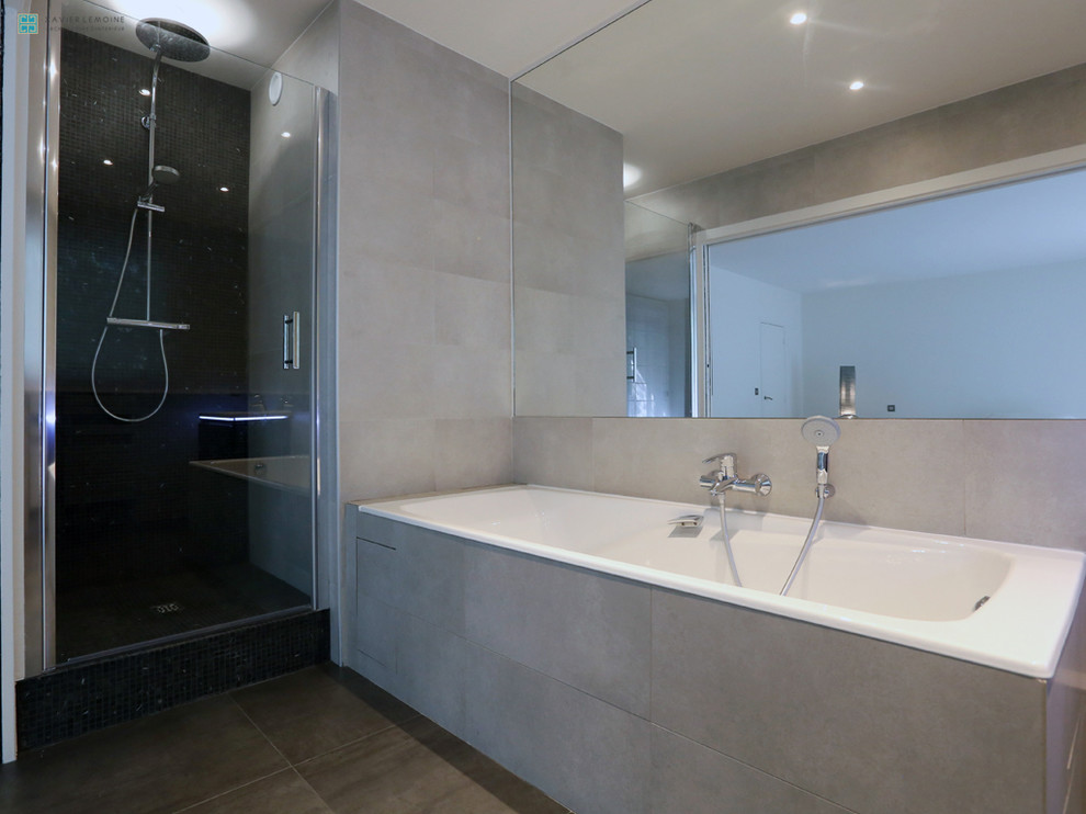 Bild på ett mellanstort funkis en-suite badrum, med ett undermonterat badkar, en dusch i en alkov, grå kakel, mosaik, grå väggar, klinkergolv i keramik, ett väggmonterat handfat och bänkskiva i akrylsten