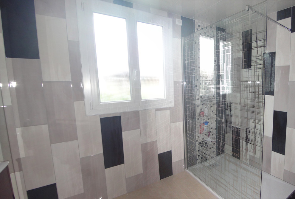Inspiration pour une petite salle d'eau design avec une douche d'angle et un mur multicolore.