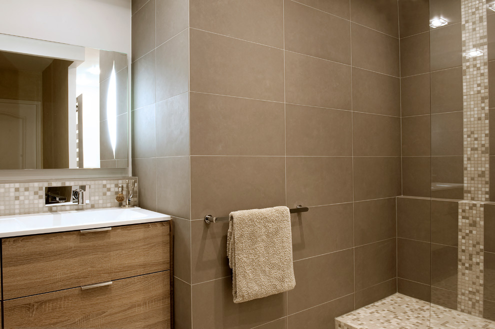 Esempio di una stanza da bagno padronale design di medie dimensioni con ante a filo, ante in legno chiaro, doccia aperta, piastrelle beige, piastrelle a mosaico, pavimento con piastrelle in ceramica, lavabo a consolle, top in superficie solida, pavimento beige e top bianco