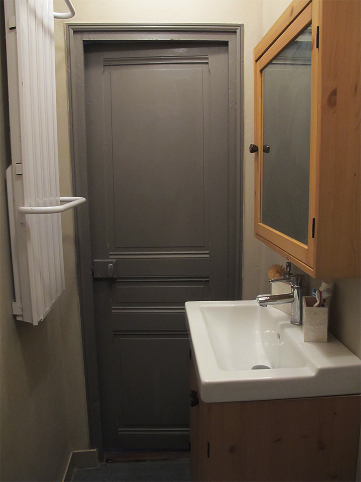 Kleines Modernes Badezimmer En Suite mit hellen Holzschränken, beigen Fliesen, beiger Wandfarbe und Betonboden in Paris