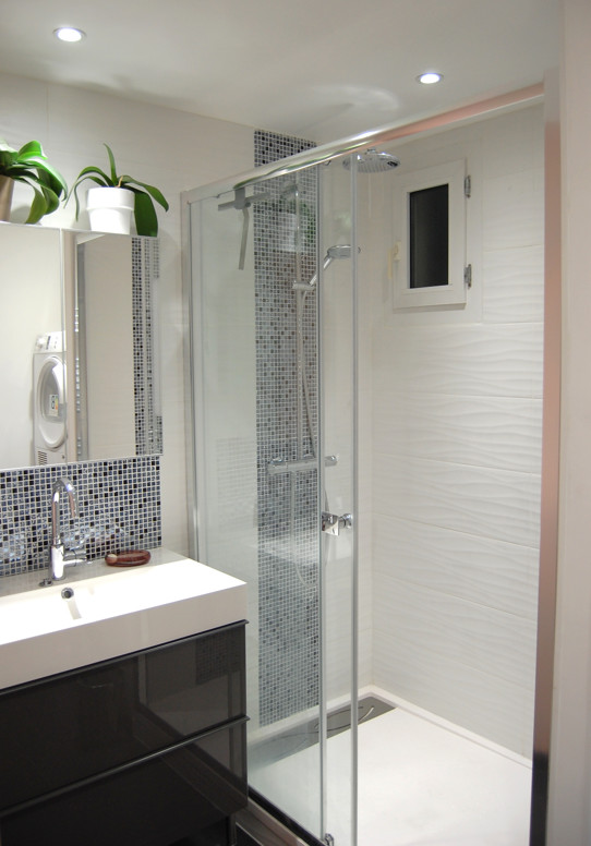 Стильный дизайн: маленькая главная ванная комната в современном стиле с открытым душем, белой плиткой, керамической плиткой, розовыми стенами, полом из керамической плитки и подвесной раковиной для на участке и в саду - последний тренд