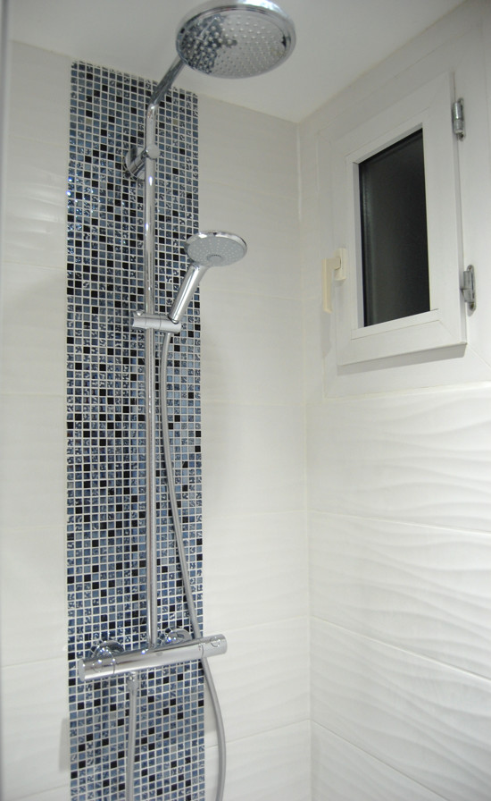 Inspiration för små moderna en-suite badrum, med en öppen dusch, vit kakel, keramikplattor, rosa väggar, klinkergolv i keramik och ett väggmonterat handfat