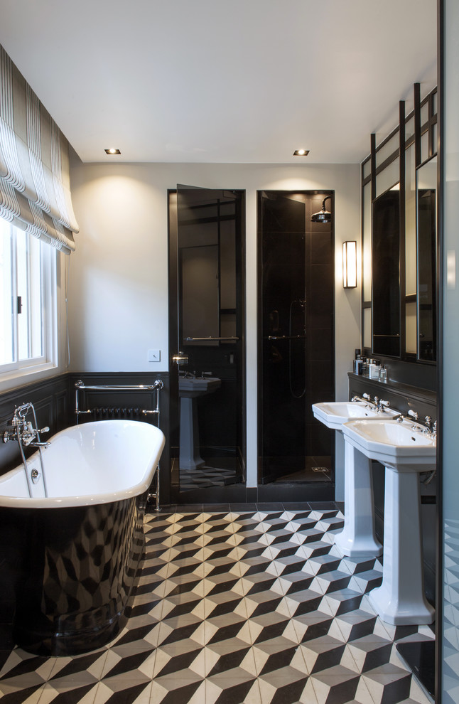 Inredning av ett eklektiskt mellanstort en-suite badrum, med ett fristående badkar, en dusch i en alkov, grå kakel, svart och vit kakel, vita väggar, klinkergolv i keramik och ett piedestal handfat
