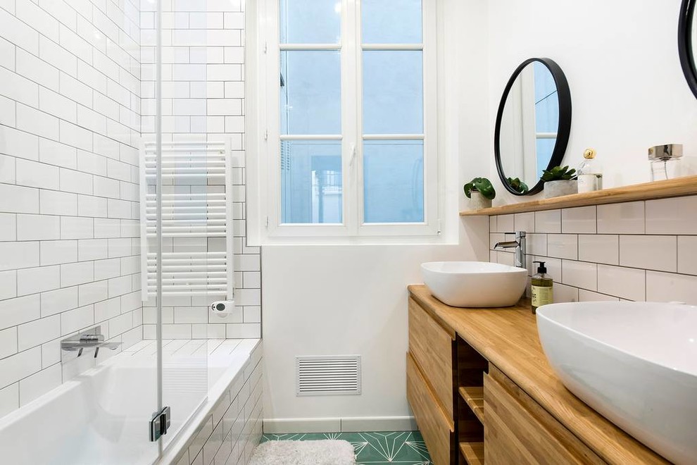 Design ideas for a scandinavian bathroom in Paris.