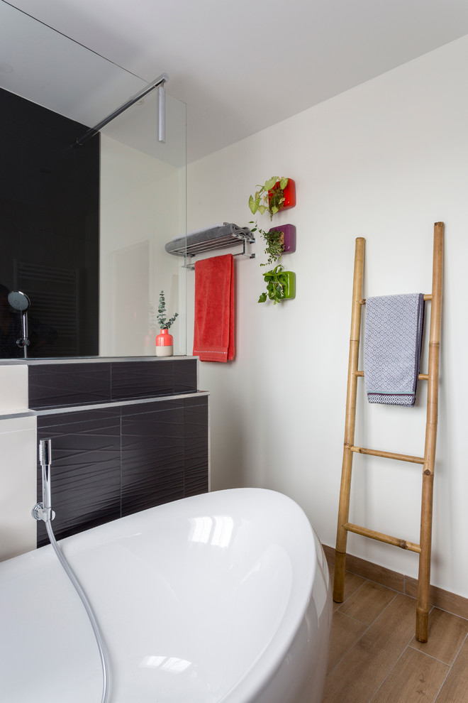 Cette image montre une salle de bain principale design de taille moyenne avec une baignoire indépendante, une douche à l'italienne, un mur beige, un sol en carrelage de céramique et une vasque.