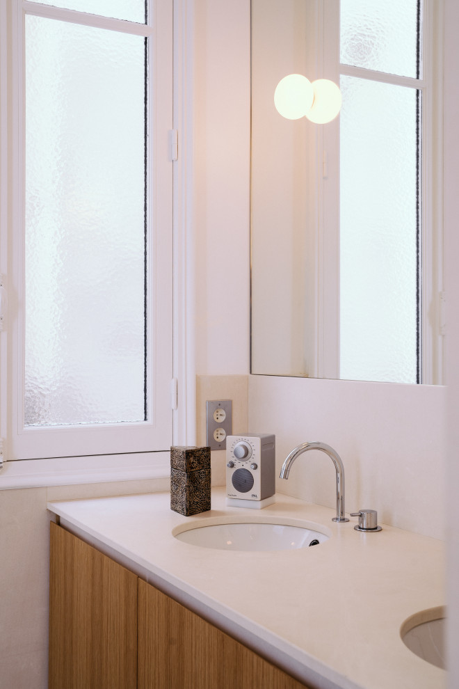 Klassisk inredning av ett stort beige beige en-suite badrum, med luckor med profilerade fronter, bruna skåp, en kantlös dusch, beige kakel, beige väggar, terrazzogolv, ett undermonterad handfat, bänkskiva i terrazo, beiget golv och med dusch som är öppen