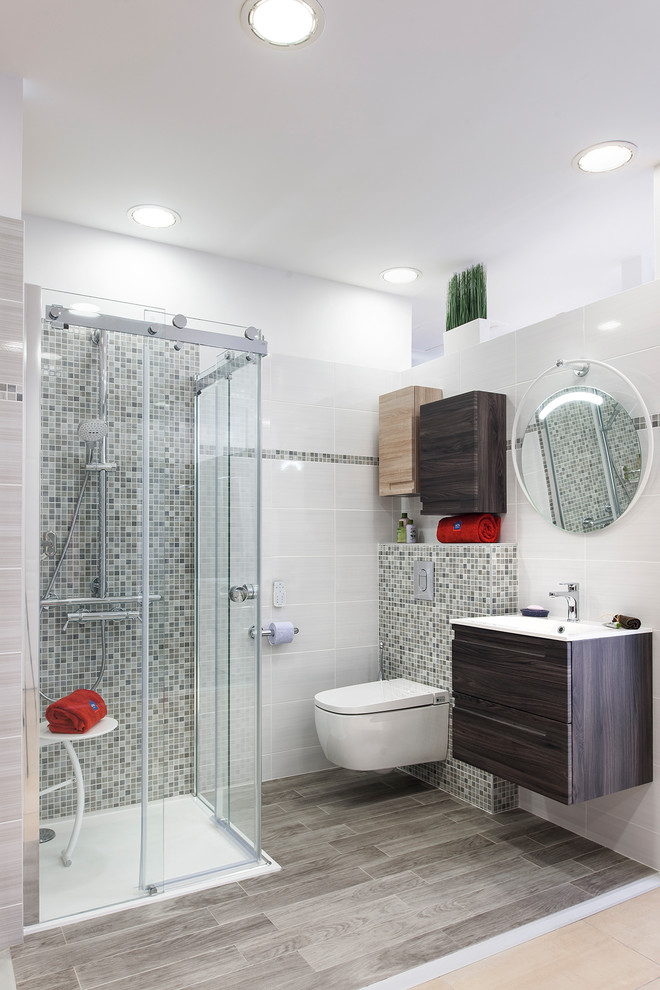 Exemple d'une petite salle de bain principale romantique avec une douche d'angle, un carrelage gris, un lavabo suspendu, un sol gris, une cabine de douche à porte coulissante et un plan de toilette blanc.