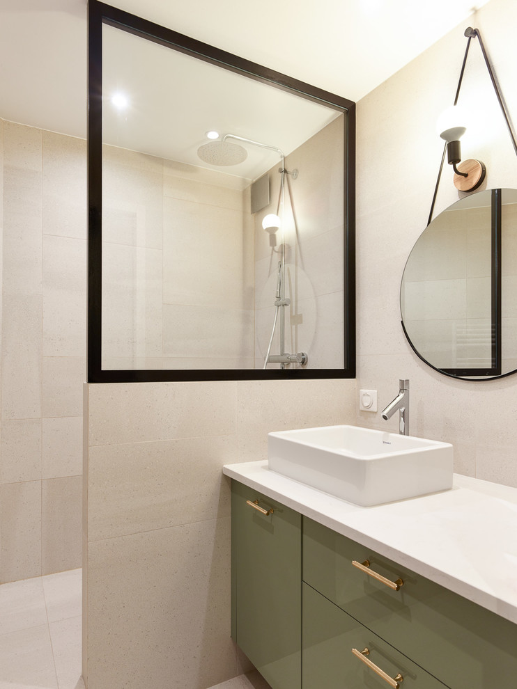Großes Modernes Badezimmer En Suite mit grünen Schränken, offener Dusche, beigen Fliesen, Keramikfliesen, beiger Wandfarbe, Keramikboden, Einbauwaschbecken, Quarzit-Waschtisch und beigem Boden in Paris
