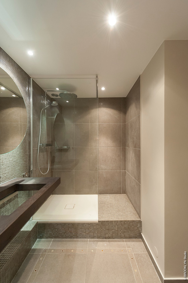 Ispirazione per una piccola stanza da bagno con doccia contemporanea con ante lisce, ante grigie e piastrelle marroni