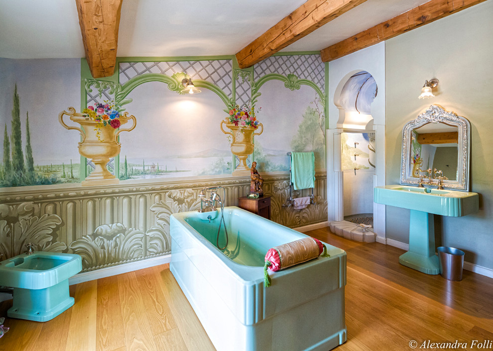 Aménagement d'une douche en alcôve principale éclectique avec une baignoire indépendante, un mur multicolore et un lavabo de ferme.