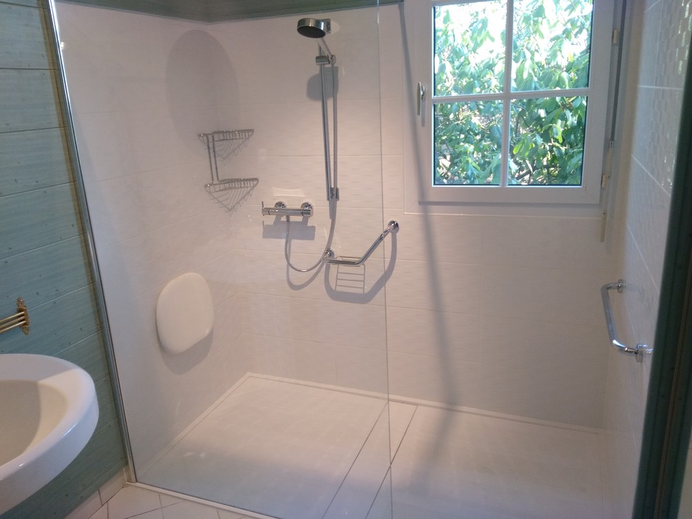 Esempio di una piccola stanza da bagno padronale design con doccia a filo pavimento, piastrelle bianche, piastrelle in ceramica, pareti bianche, pavimento con piastrelle in ceramica e top in quarzite