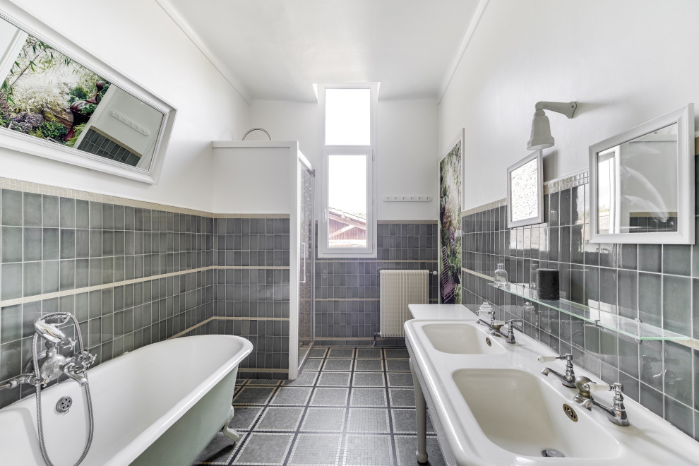 Idéer för mellanstora skandinaviska vitt en-suite badrum, med möbel-liknande, en hörndusch, beige kakel, keramikplattor, gröna väggar, klinkergolv i keramik, ett avlångt handfat, grönt golv och dusch med gångjärnsdörr