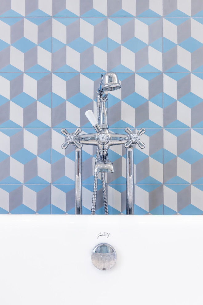 Exempel på ett stort klassiskt badrum, med ett badkar med tassar, en kantlös dusch, blå kakel, cementkakel, mosaikgolv, ett piedestal handfat, vitt golv och dusch med gångjärnsdörr